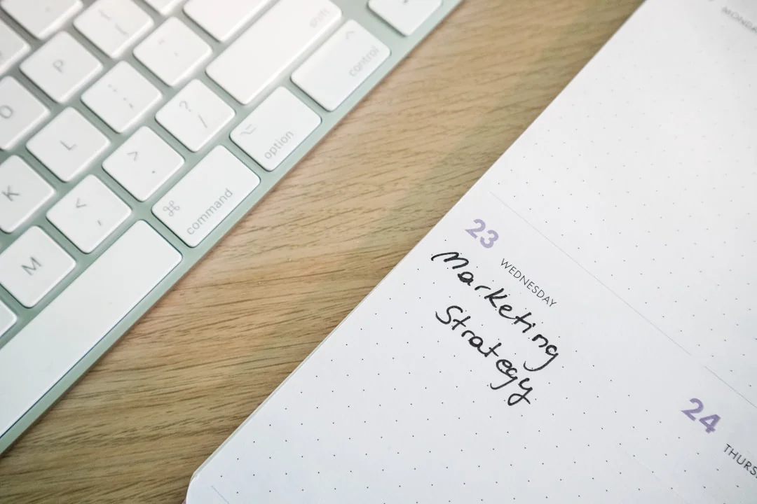 Gros plan d’une page de carnet sur laquelle est inscrit à la main Social Media Marketing.